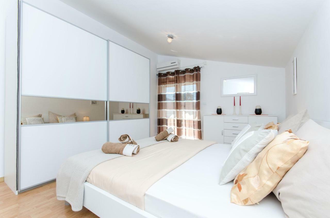 Dalmatian Village Charm - Spacious Villa With Pool Near Trogir Primorski Dolac 외부 사진